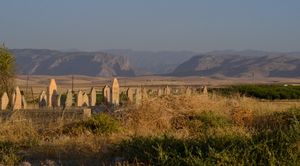 us006_2. top of tell. view to north (Ĩsmaūa gorge) and modern cemetery